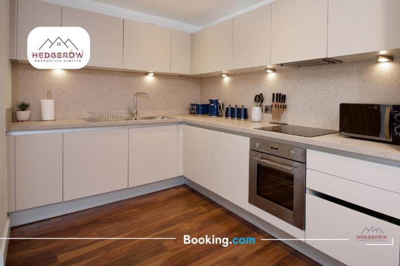 Apartment Hedgerow Urban Oasis: Spacious 3-bedroom Getaway *