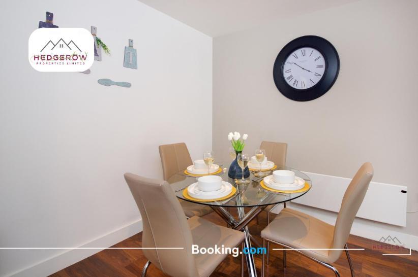 Apartment Hedgerow Urban Oasis: Spacious 3-bedroom Getaway Manchester