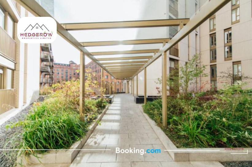 Hedgerow Urban Oasis: Spacious 3-bedroom Getaway