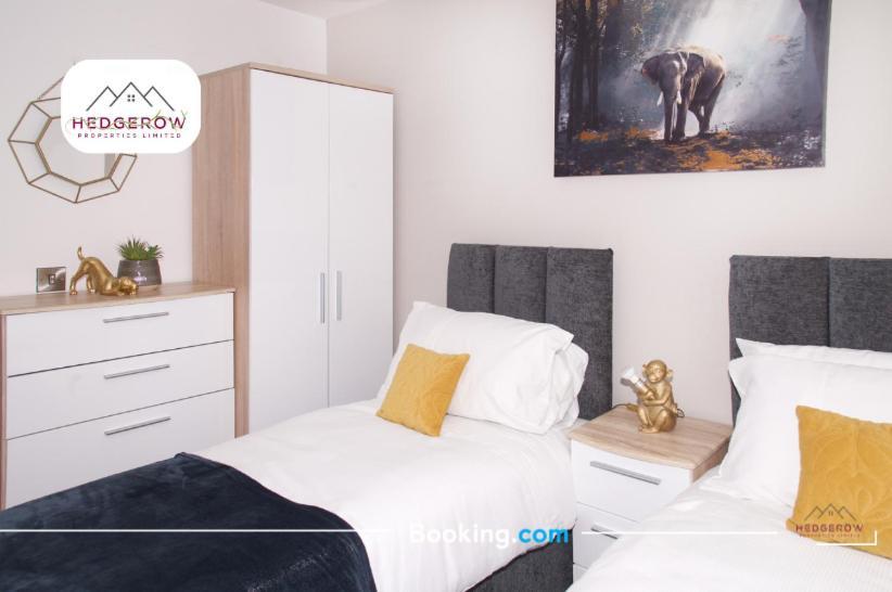 Apartment Hedgerow Urban Oasis: Spacious 3-bedroom Getaway *