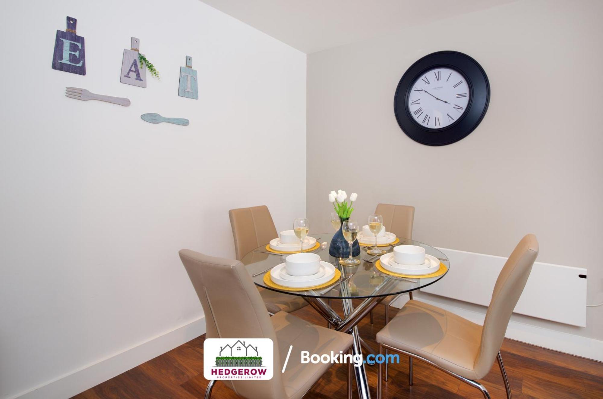 Hedgerow Urban Oasis: Spacious 3-bedroom Getaway * Manchester