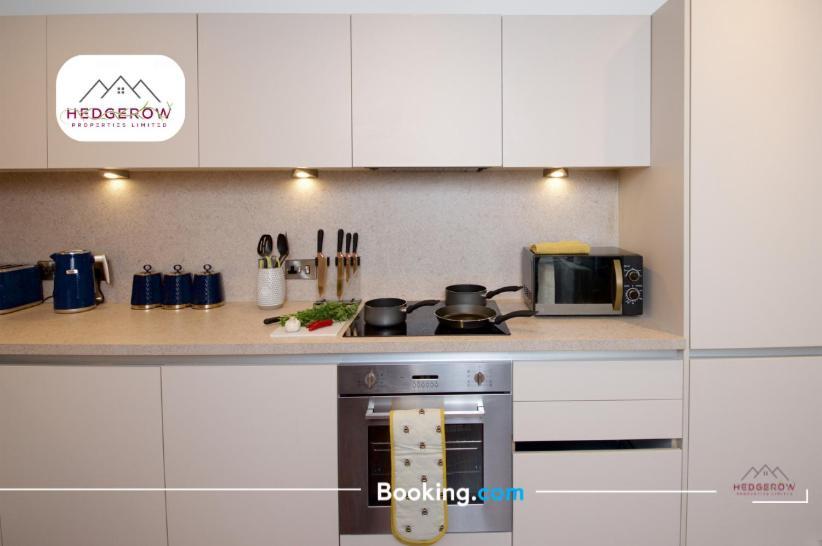 Apartment Hedgerow Urban Oasis: Spacious 3-bedroom Getaway *
