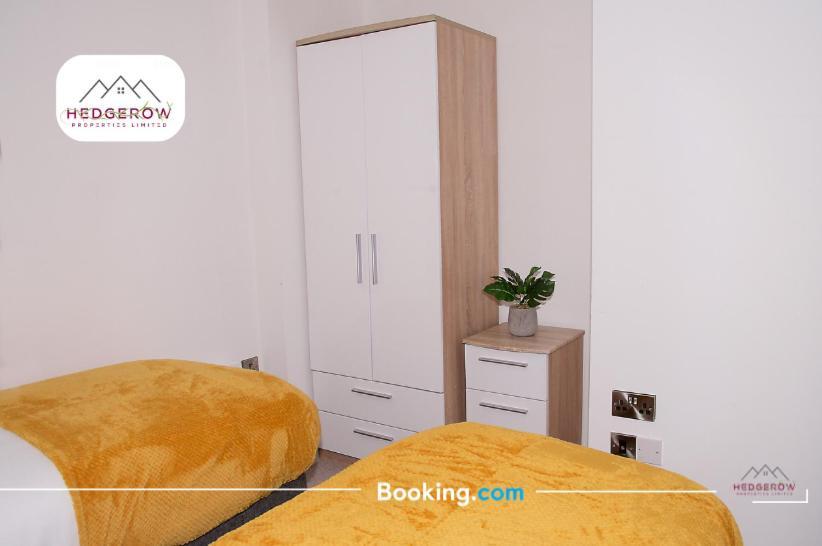 Hedgerow Urban Oasis: Spacious 3-bedroom Getaway Apartment Manchester