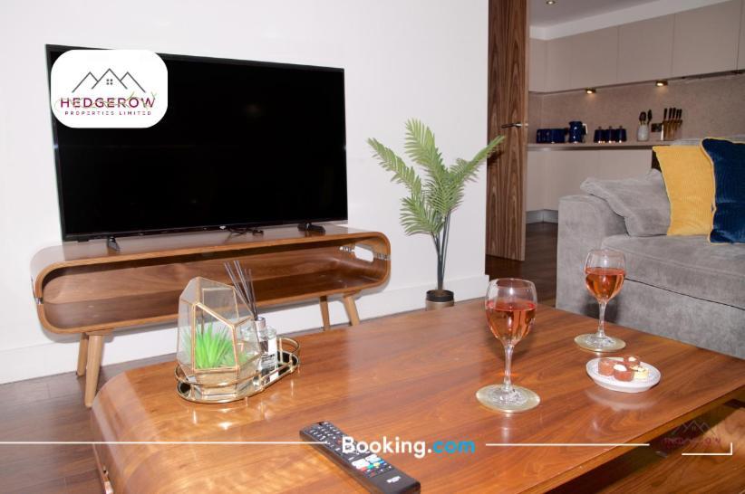 Apartment Hedgerow Urban Oasis: Spacious 3-bedroom Getaway *