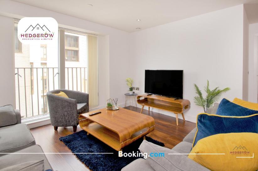 Hedgerow Urban Oasis: Spacious 3-bedroom Getaway *