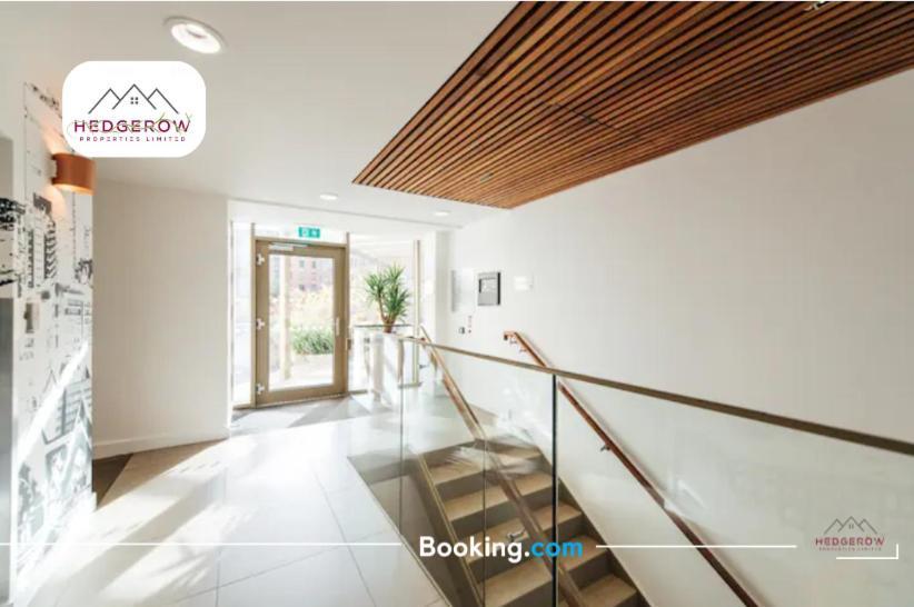 Hedgerow Urban Oasis: Spacious 3-bedroom Getaway Manchester